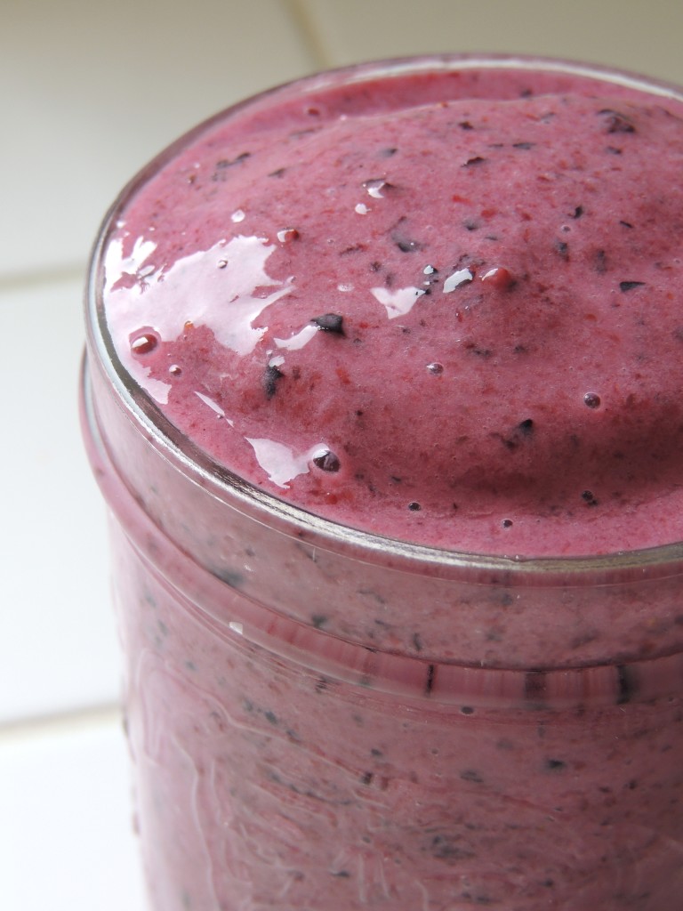 Blueberry Banana Almond Smoothie | Living Healthy in Seattle